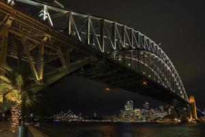 berömda Sydney Harbour Bridge och Cbd skyline landmärken i Australien på natten foto