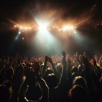 euforisk folkmassan i svagt upplyst konsert hall - ai genererad foto