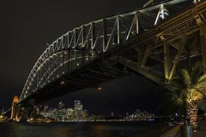 berömda Sydney Harbour Bridge och Cbd skyline landmärken i Australien på natten foto