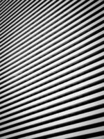 svart och vit bild av modern arkitektur foto