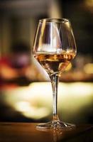 glas spanskt sherryvin på bardisken på natten