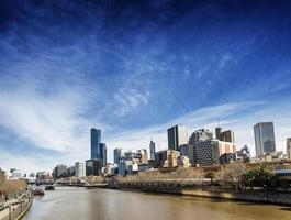 centrala Melbourne stads flodstrand moderna skyline i Australien foto