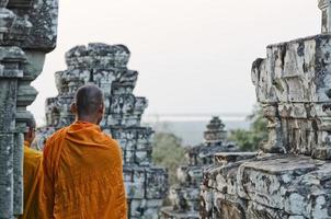 kambodjansk buddhistmunk vid angkor wat tempel nära siem skörd kambodja foto