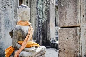 kambodjansk antik buddha staty i berömda landmärke angkor wat tempel siem skörd kambodja foto