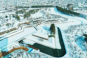 skön landskap och stadsbild från goryokaku torn med snö i vinter- säsong. landmärke och populär för attraktioner i Hokkaido, japan.resor och semester begrepp foto