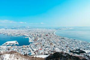 skön landskap och stadsbild från hakodate berg med snö i vinter- säsong. landmärke och populär för attraktioner i Hokkaido, japan.resor och semester begrepp foto