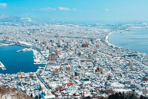 skön landskap och stadsbild från hakodate berg med snö i vinter- säsong. landmärke och populär för attraktioner i Hokkaido, japan.resor och semester begrepp foto