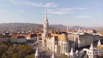 Budapest, Ungern - flygskott från drönare på St. matthias kyrka foto