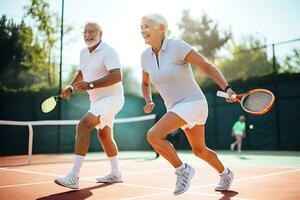 ai generativ. ett äldre par är aktivt utgifterna tid på ett utomhus- tennis domstol. horisontell Foto