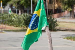 brasilianska flaggan upp och ner utomhus i rio de janeiro.