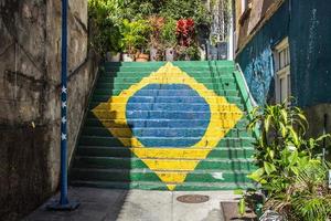 brasilianska flaggan målad på en stege på befruktningens kulle i foto