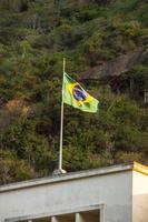 brasilianska flaggan utomhus ovanpå en byggnad i rio de janeiro foto