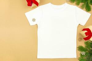 vit man eller kvinnor bomull t-shirt attrapp med jul dekoration på hantverk papper bakgrund. design t skjorta mall, skriva ut presentation falsk upp. topp se platt lägga. foto