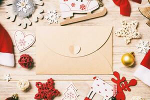 topp se av kuvert på festlig trä- bakgrund. jul leksaker och dekorationer. ny år tid begrepp foto