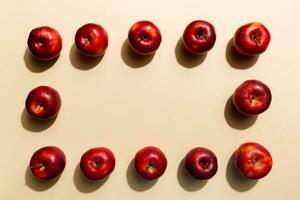 många röd äpplen på färgad bakgrund, topp se. höst mönster med färsk äpple ovan se foto