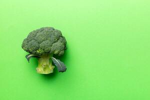 topp se färsk grön broccoli vegetabiliska på färgad bakgrund. broccoli kål huvud friska eller vegetarian mat begrepp. platt lägga. kopia Plats foto