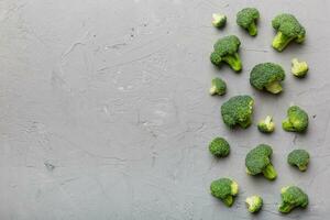 topp se färsk grön broccoli vegetabiliska på färgad bakgrund. broccoli kål huvud friska eller vegetarian mat begrepp. platt lägga. kopia Plats foto