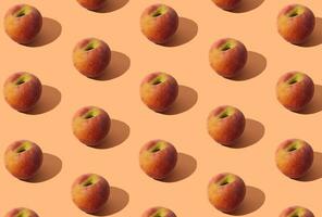 sommar frukt mönster tillverkad av färsk persika på ljus pastell orange bakgrund. kreativ minimal frukt layout. natur sommar bakgrund begrepp. persika estetisk. foto
