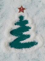 jul träd tillverkad i snö. kreativ vinter- bakgrund med kopia Plats. minimal jul eller ny år begrepp. fint vinter- högtider layout. jul estetisk. foto