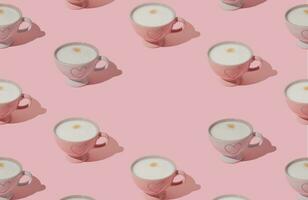 trendig mönster tillverkad av rosa och vit kopp av kaffe på pastell rosa bakgrund med kopia Plats. kreativ kaffe begrepp. minimal mönster bakgrund aning. kaffe estetisk. foto