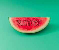 sommar vattenmelon layout på pastell grön bakgrund. kreativ minimal sommar frukt begrepp. trendig mat arrangemang. vattenmelon estetisk. foto