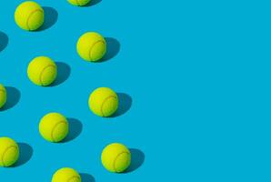 trendig tennis boll mönster på ljus blå bakgrund med kopia Plats. minimal sport begrepp. kreativ tennis boll aning. tennis estetisk. foto