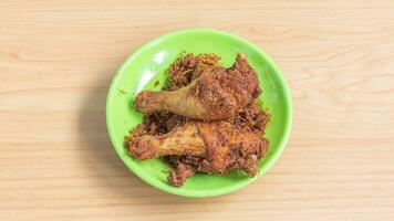 ayam goreng kalasan, indonesien traditionell kök tillverkad från friterad kyckling foto