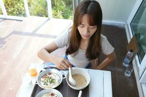 asiatisk kvinna turister äter frukost foto