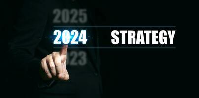 ny år 2024 med strategi. affärsman pekande till de tal av de år till uppsättning strategi för de kommande år. foto