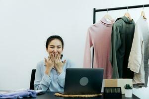 unga asiatiska entreprenörer är glada över att se de enorma beställningarna som görs via onlineshopping foto