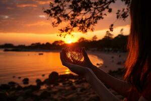 silhuett av händer formning hjärta form med solnedgång bakrund foto