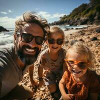 upphetsad familj tar en grupp selfie på de Strand foto