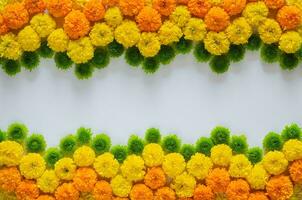 dekorativ rangoli tillverkad från färgrik ringblomma blommor och grön krysantemum för diwali festival på vit bakgrund med Plats för text. foto