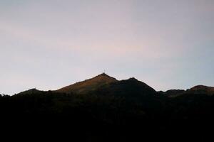 se av de berg topp på soluppgång i de morgon- foto