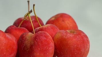 detta frukt är kallad en jordgubb äpple, den smakar tycka om ett äpple med en form tycka om en jordgubb foto