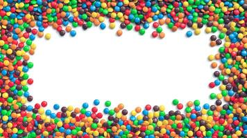 färgrik överdragen choklad godis ram på vit bakgrund foto