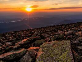 soluppgång på de topp av de berg. foto