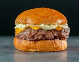 ost burger - amerikan ost burger med färsk ost på en svart bakgrund foto
