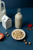 friska mat. mjölk, nötter och spannmål på blå bakgrund foto