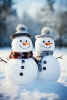 två söt snowmen i bobla hattar och halsdukar i en vinter- skog. familj och vänner begrepp. ai genererad. foto