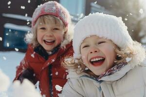 två Lycklig liten barn spelar utanför på en vinter- dag. ai genererad. foto