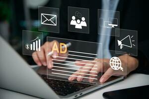 digital marknadsföring strategi för uppkopplad reklam, ad på hemsida och social media. foto
