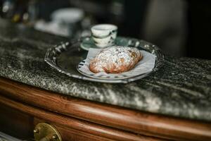 espresso kaffe, orange juice. och tjock vaniljsås bakverk grädde croissant på de bar för frukost. foto