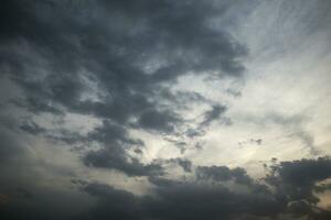 dramatisk molnig himmel för bakgrund och tapet. foto