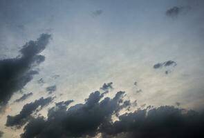 himmel och moln för naturlig bakgrund. foto