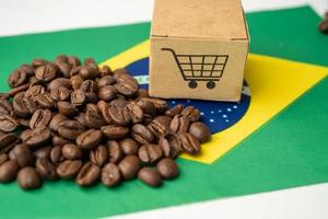 kaffebönor på brasilianska flaggan, importera export dryck mat foto
