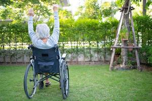 asiatisk senior kvinna patientövning på rullstol