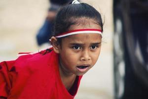 sorong, papua, indonesien 2021- människor firar indonesiens självständighetsdag med olika tävlingar foto