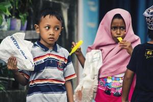 sorong, papua, indonesien 2021- människor firar indonesiens självständighetsdag med olika tävlingar foto
