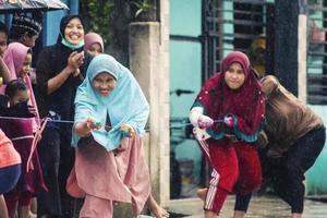 sorong, papua, indonesien 2021- människor firar indonesiens självständighetsdag med olika tävlingar foto